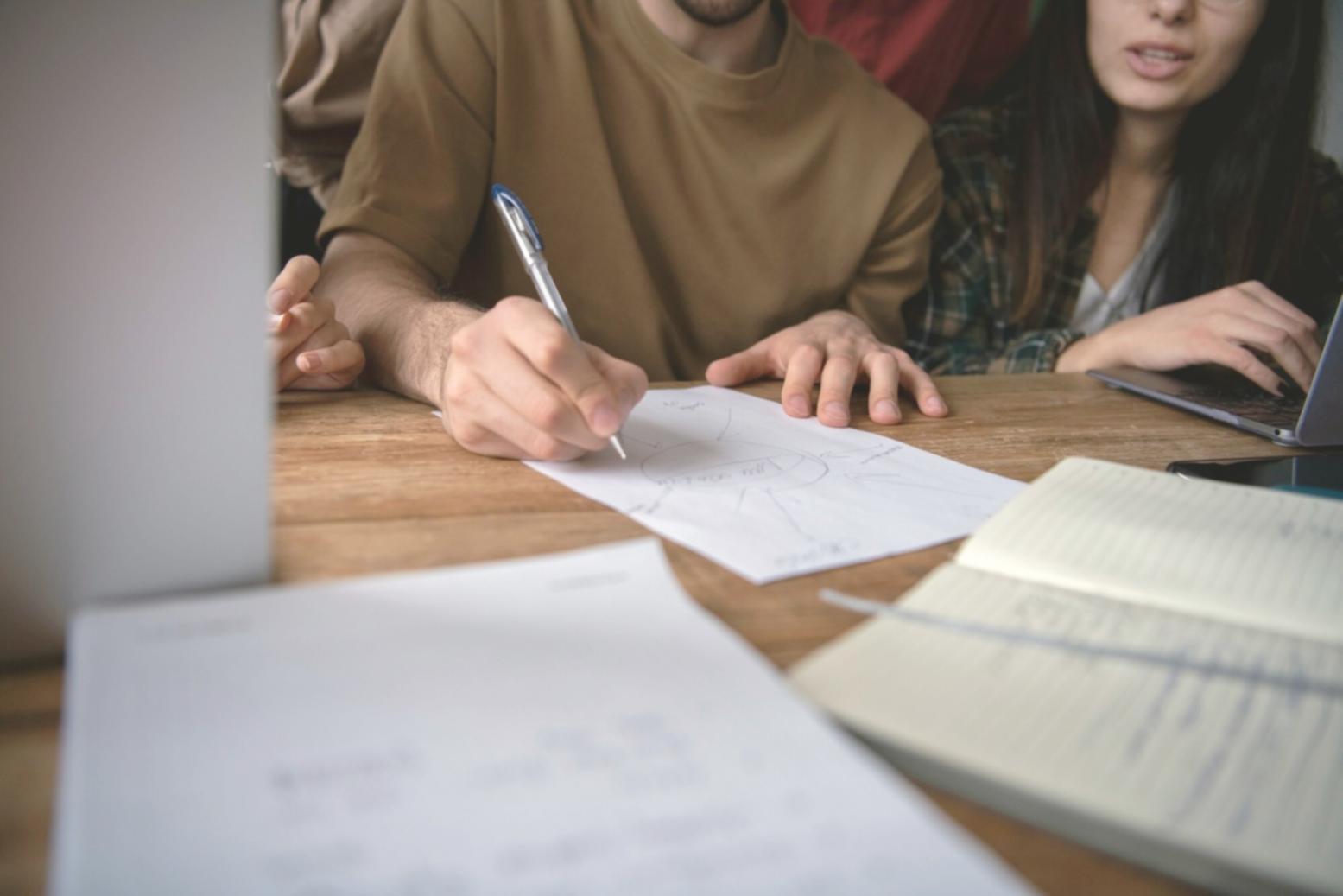 Aula moderna con estudiantes trabajando en análisis financiero colaborativo