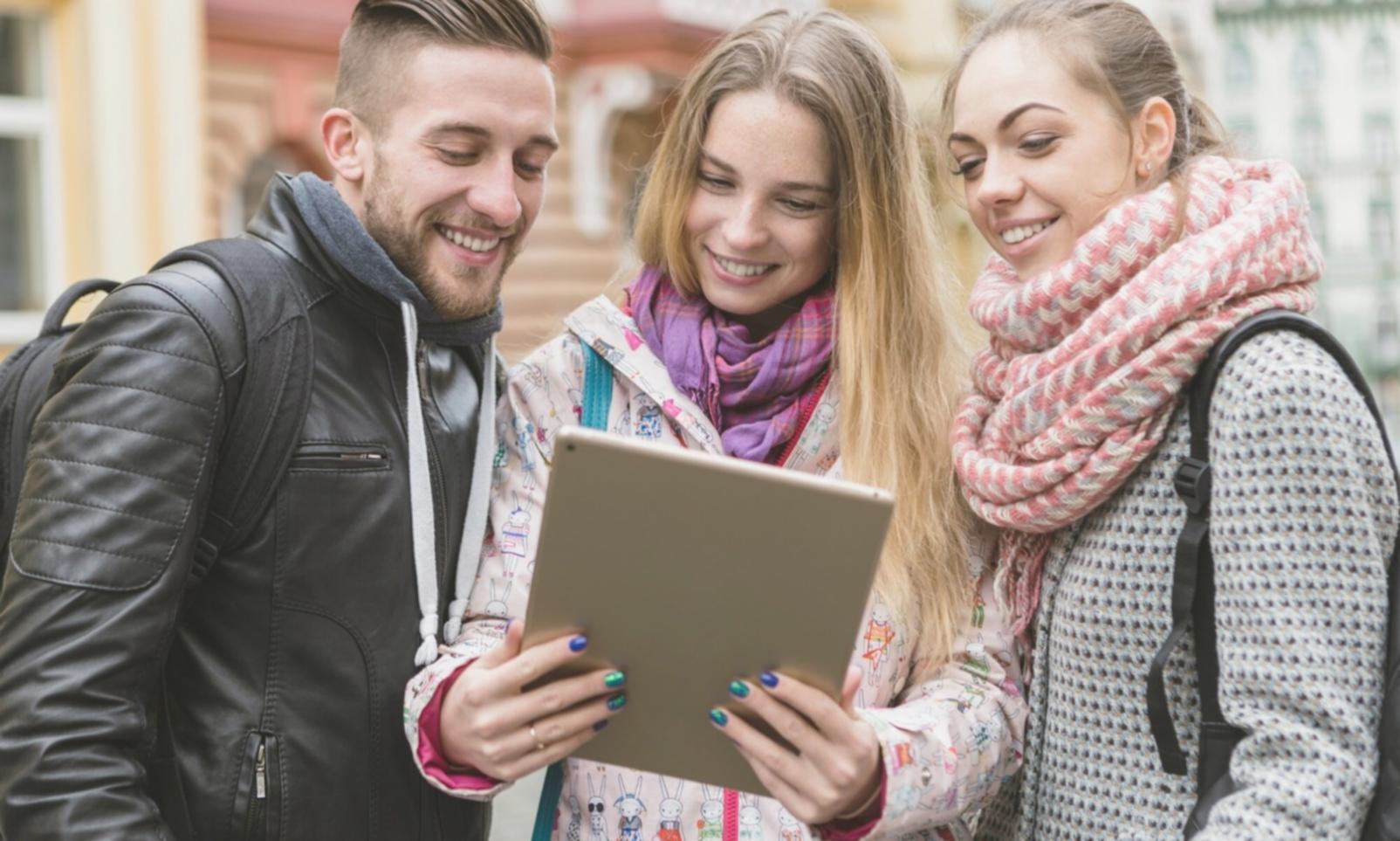 Aula moderna equipada con tecnología financiera avanzada